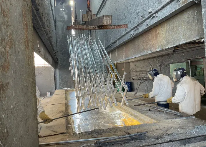 Aplicación del galvanizado en sistemas de señalización vial y postes de iluminación