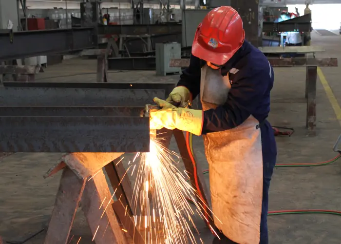 Diseño de soldaduras, cortes y perforaciones antes del galvanizado